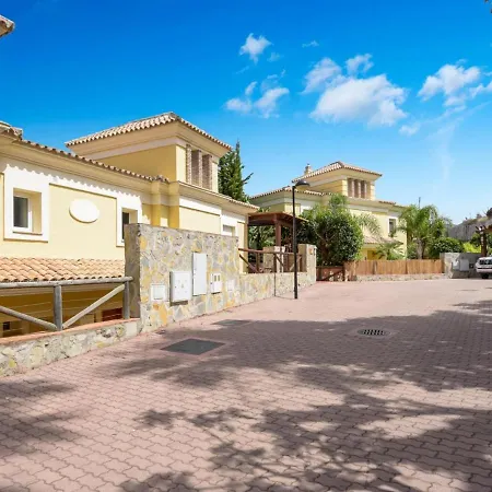 Casa Adosada En Santa Clara Golf מארבלה